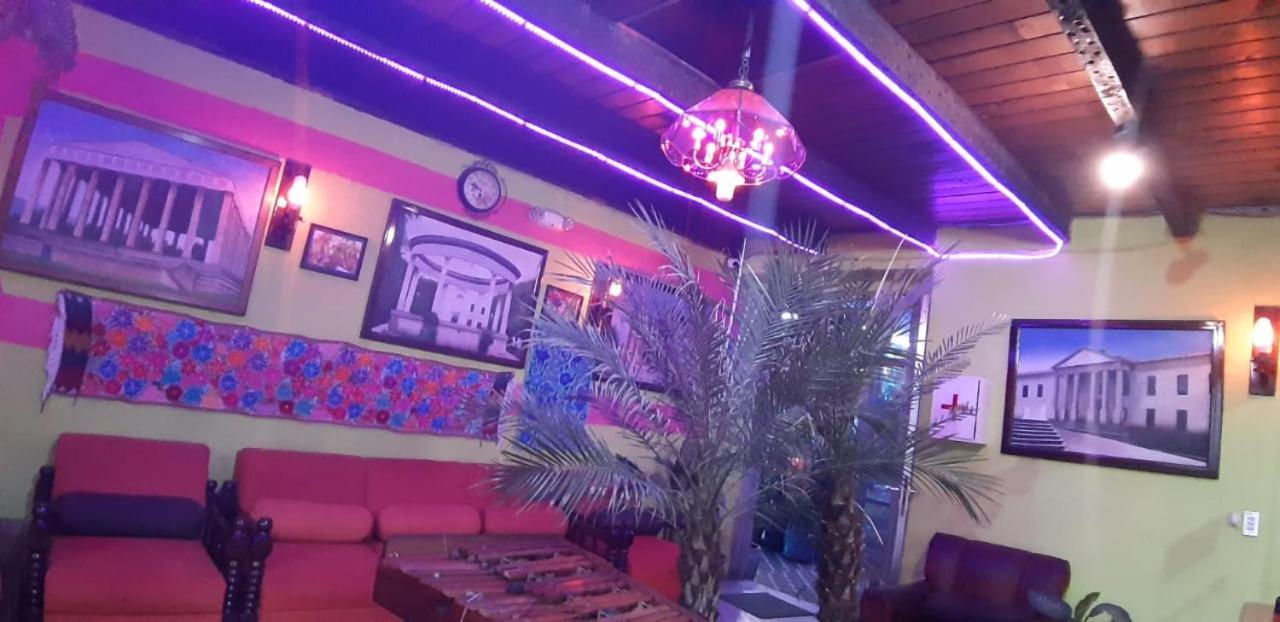 Hotel Casa Del Viajero Quetzaltenango Bagian luar foto